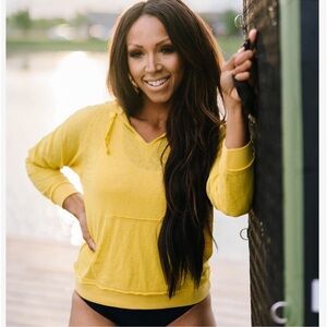 ZYIA ACTIVE Women’s Yellow Athleisure Beachy Lightweight Hoodie Sweater Sz L